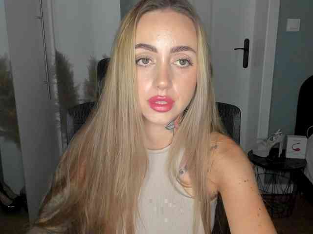 Model: SEXYcoralie