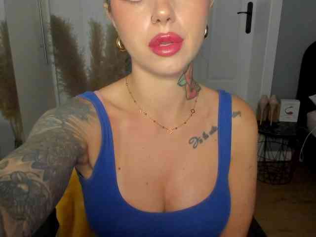 Model: SEXYcoralie