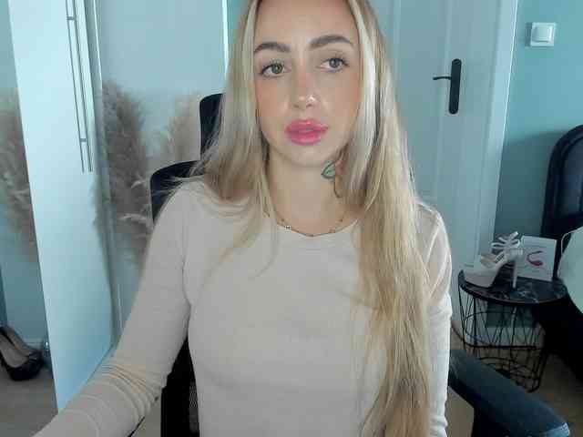 Model: SEXYcoralie