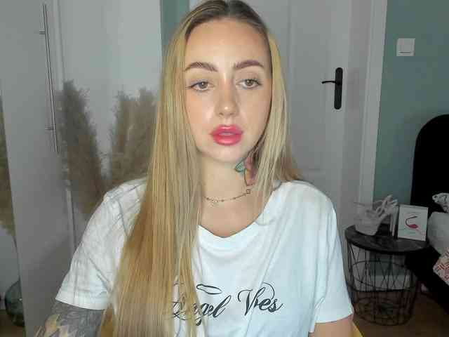 Model: SEXYcoralie