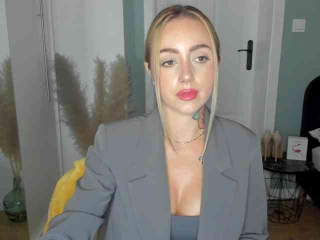 Model: SEXYcoralie