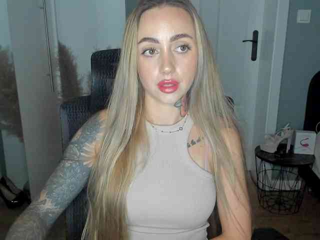 Model: SEXYcoralie