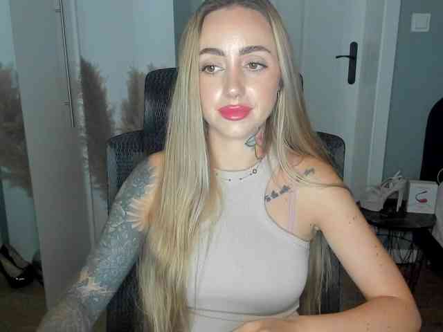 Model: SEXYcoralie
