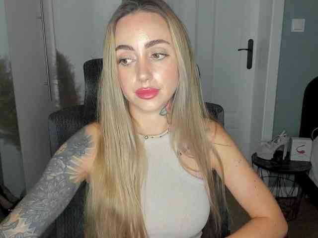 Model: SEXYcoralie