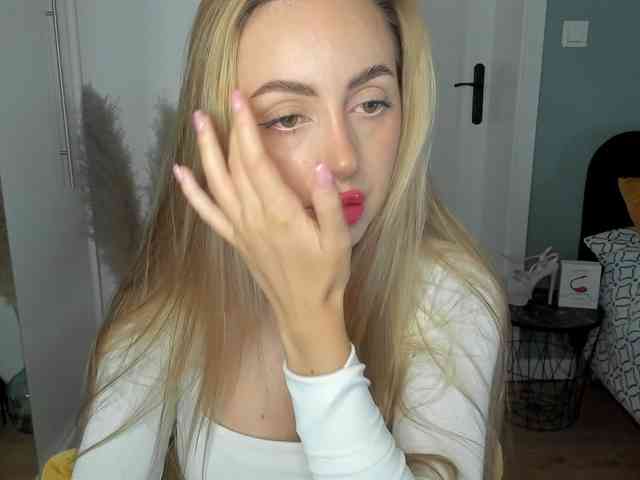 Model: SEXYcoralie