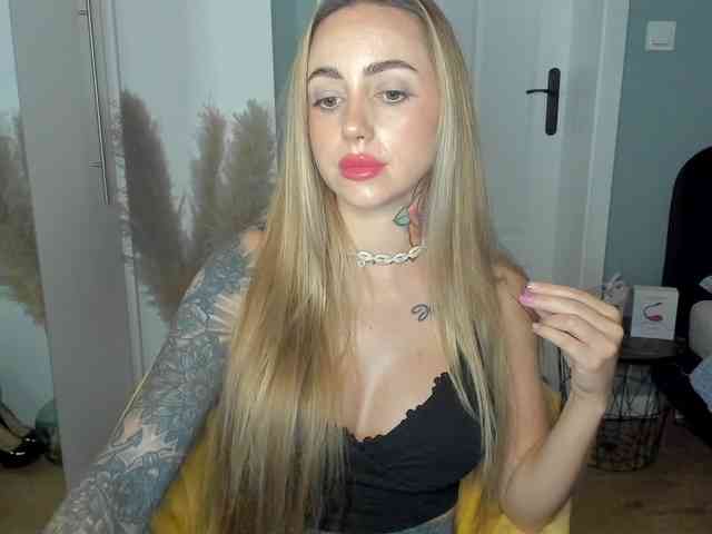 Model: SEXYcoralie