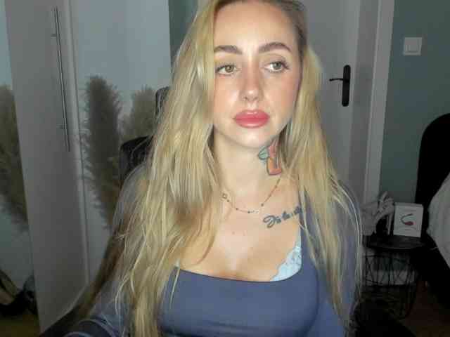 Model: SEXYcoralie