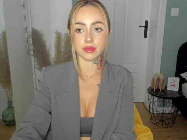 Model: SEXYcoralie