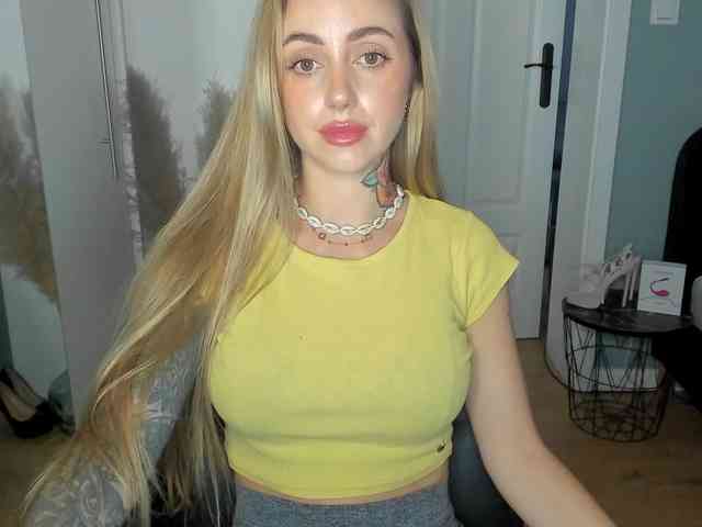 Model: SEXYcoralie