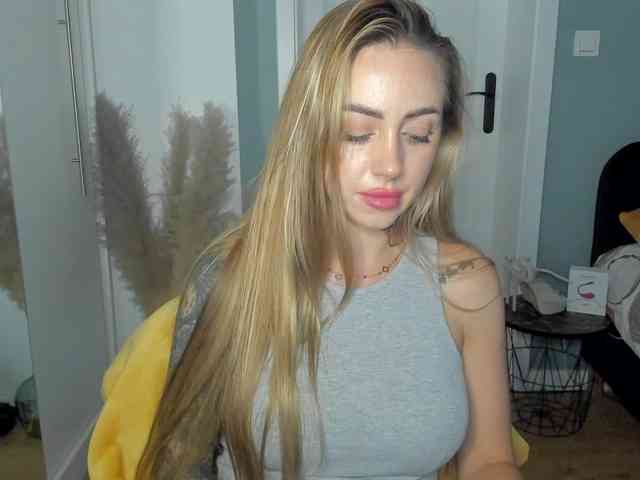 Model: SEXYcoralie