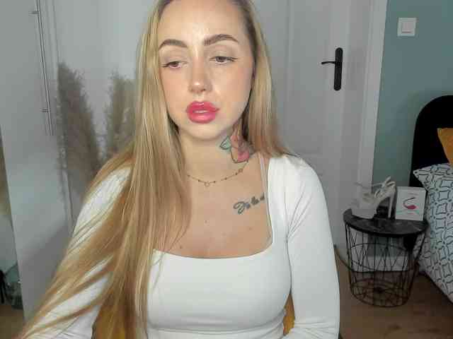 Model: SEXYcoralie