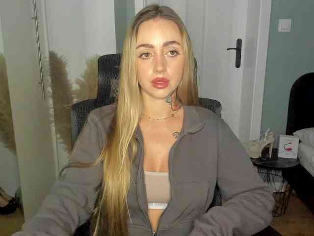 Model: SEXYcoralie