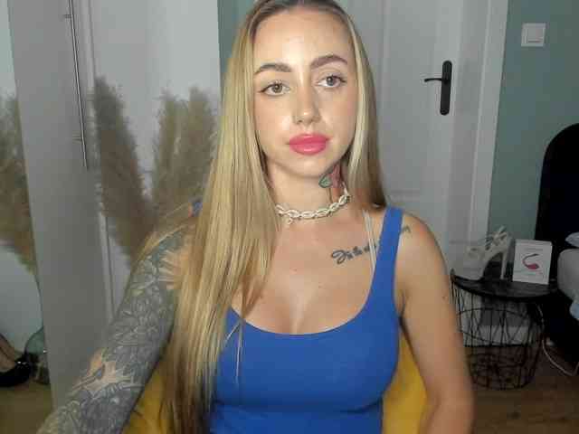 Model: SEXYcoralie