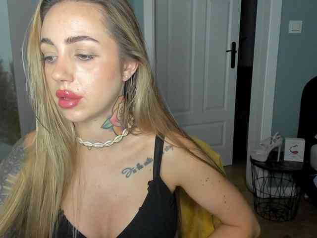 Model: SEXYcoralie