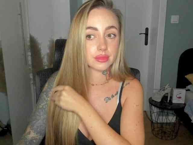 SEXYcoralie webcam