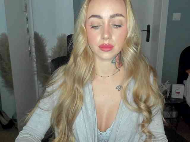 Model: SEXYcoralie