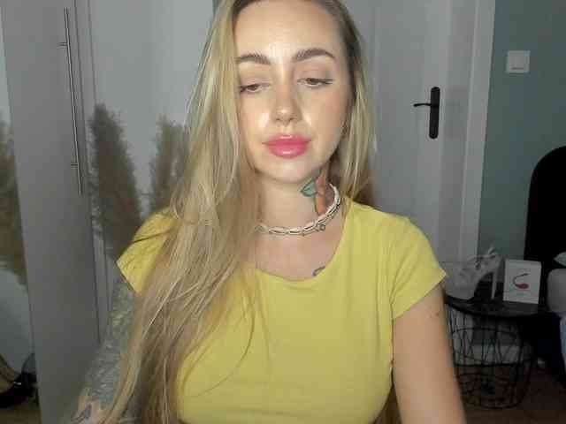 Model: SEXYcoralie