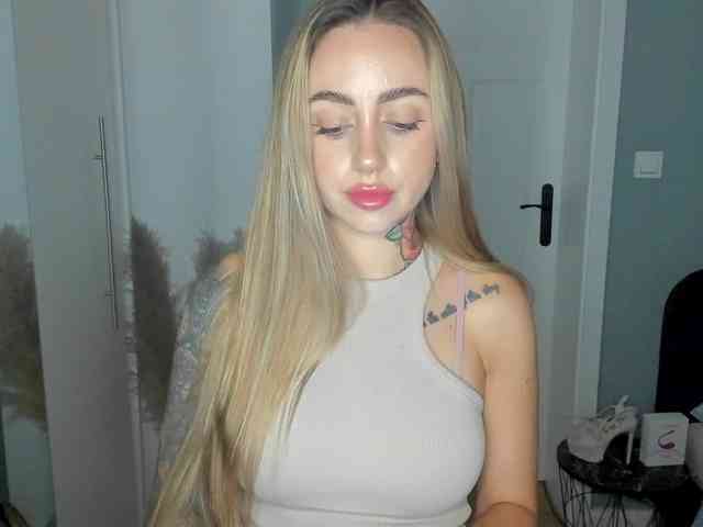 Model: SEXYcoralie