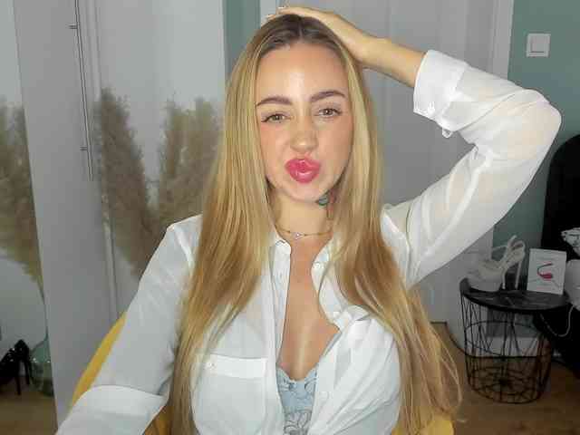 Model: SEXYcoralie