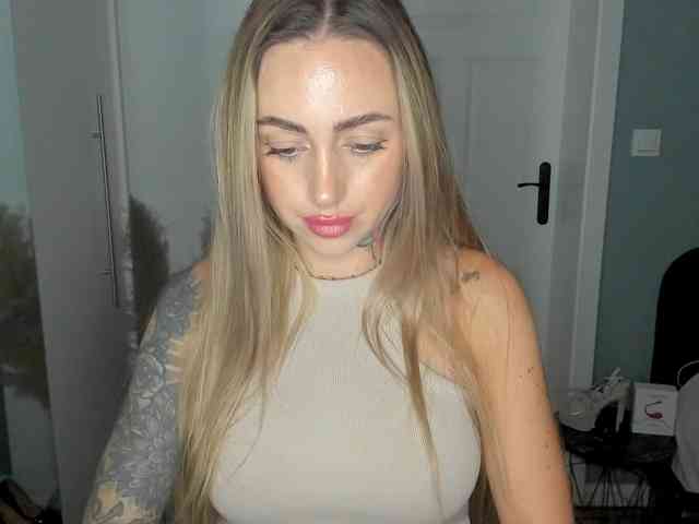 Model: SEXYcoralie
