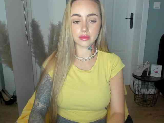 Model: SEXYcoralie