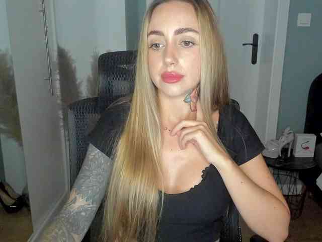 Model: SEXYcoralie