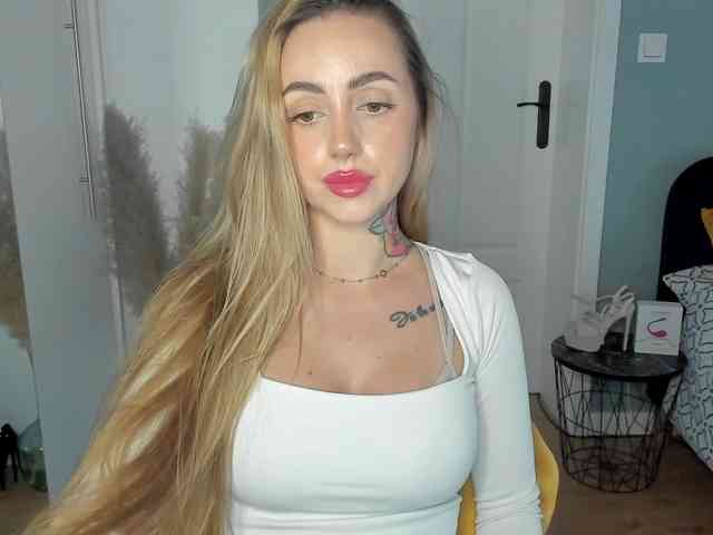 Model: SEXYcoralie