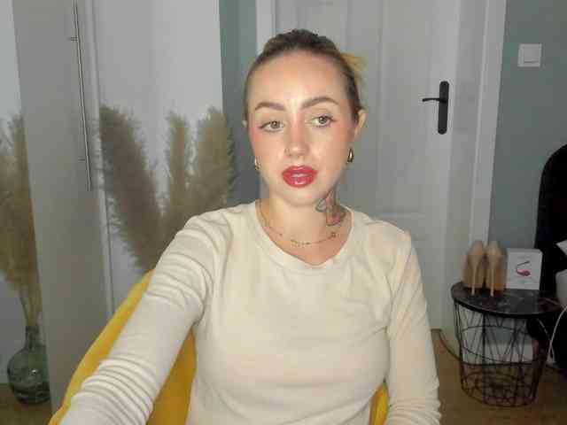Model: SEXYcoralie