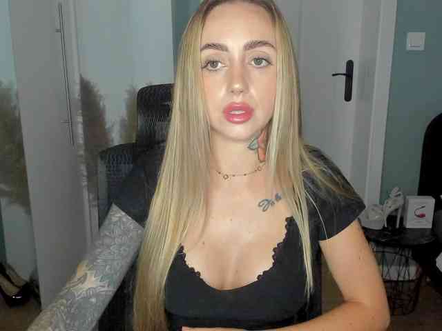 Model: SEXYcoralie
