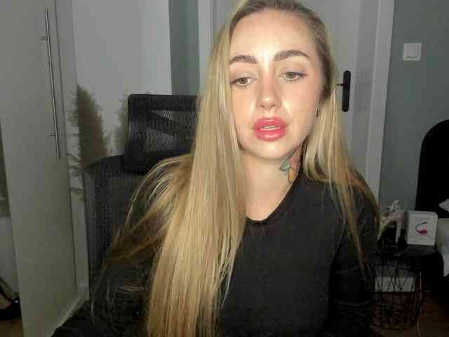 Model: SEXYcoralie