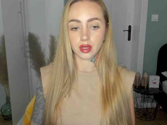 Model: SEXYcoralie