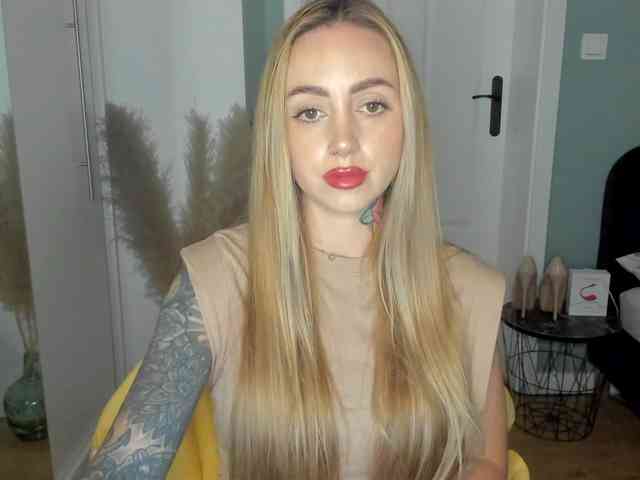 Model: SEXYcoralie