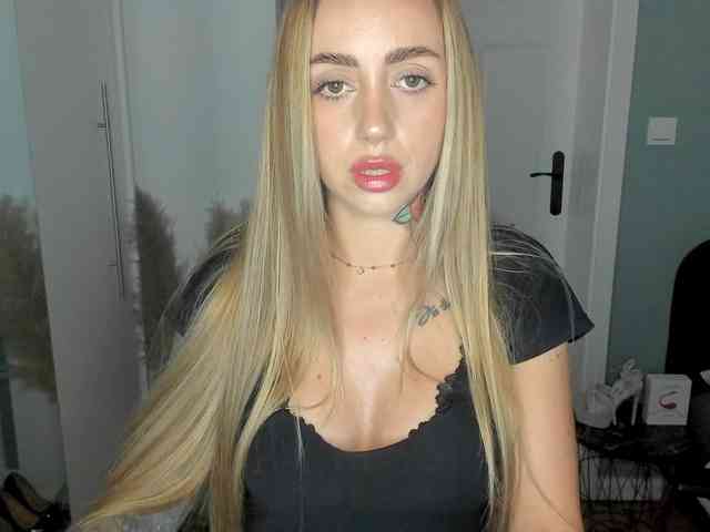 Model: SEXYcoralie