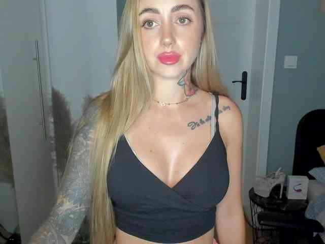 Model: SEXYcoralie