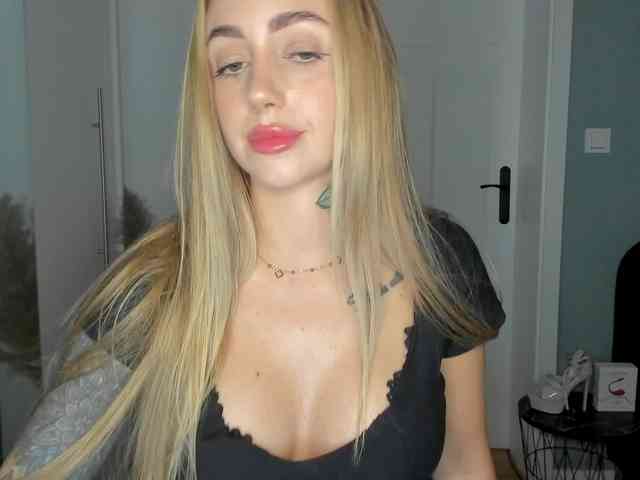 Model: SEXYcoralie