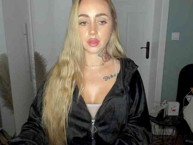 Model: SEXYcoralie
