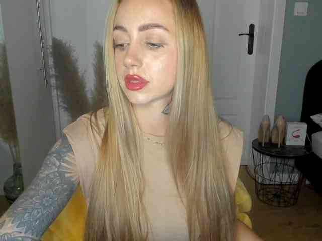 Model: SEXYcoralie
