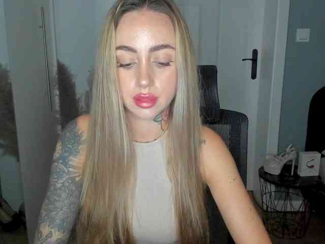 Model: SEXYcoralie