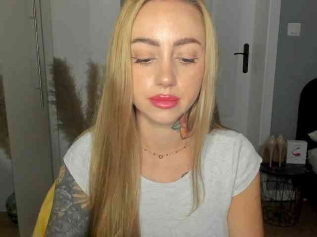Model: SEXYcoralie