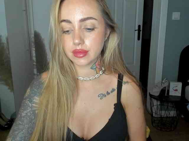 Model: SEXYcoralie