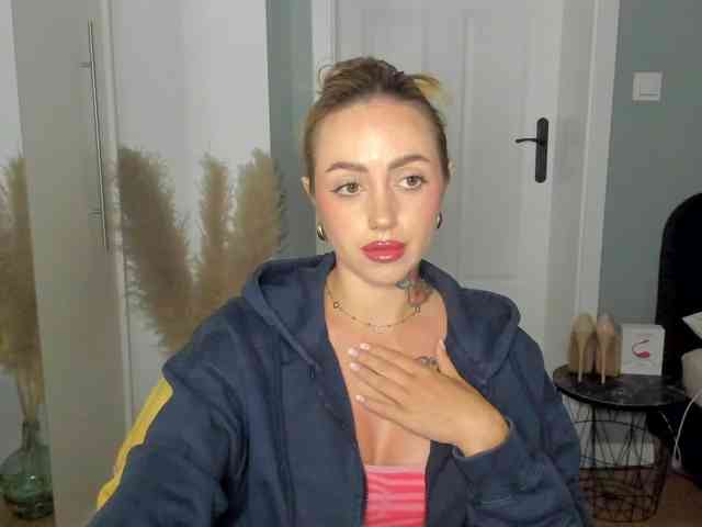 Model: SEXYcoralie