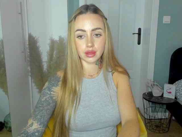 Model: SEXYcoralie