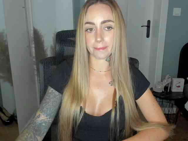 Model: SEXYcoralie