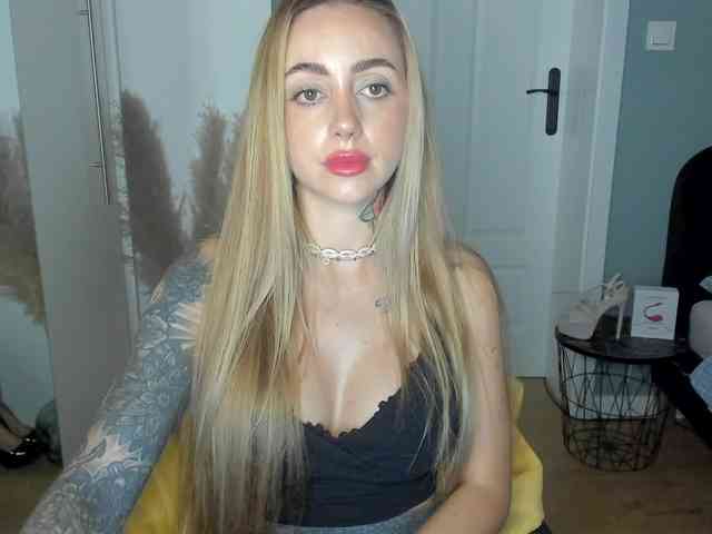 Model: SEXYcoralie