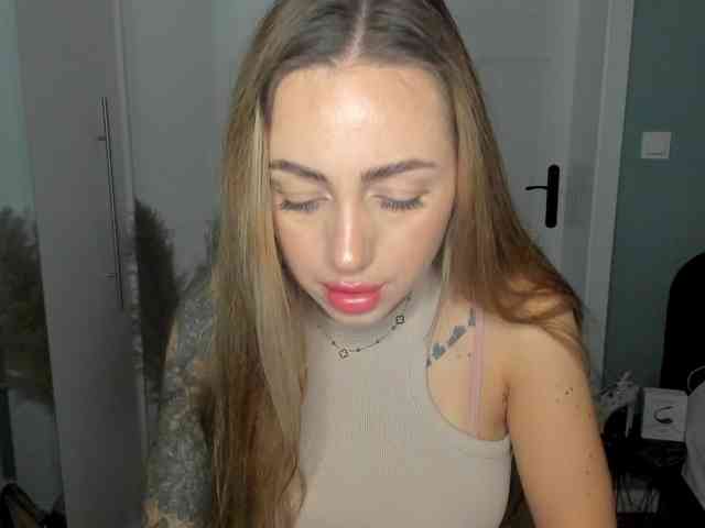 Model: SEXYcoralie