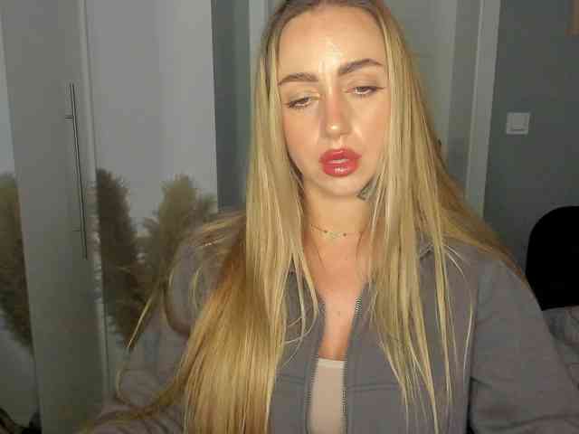 Model: SEXYcoralie