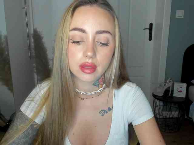 Model: SEXYcoralie