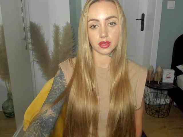 Model: SEXYcoralie