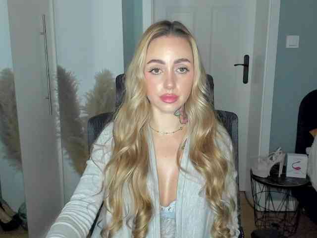 Model: SEXYcoralie