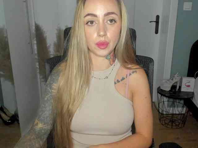 Model: SEXYcoralie
